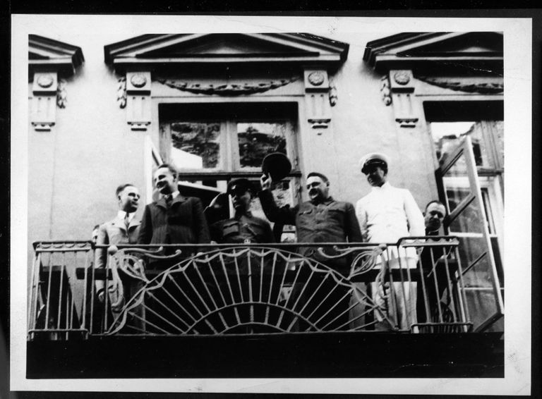 24. juulil 1940 on riigivolikogu otsuste heakskiitmise puhul Nõukogude Liidu saatkonna Pika tänava rõdule Tallinna töötajate miitingut tervitama tulnud Andrei Ždanov ja vahepeal NSV Liidu täievoliliseks esindajaks Eestis tõusnud Vladimir Botškarjov.