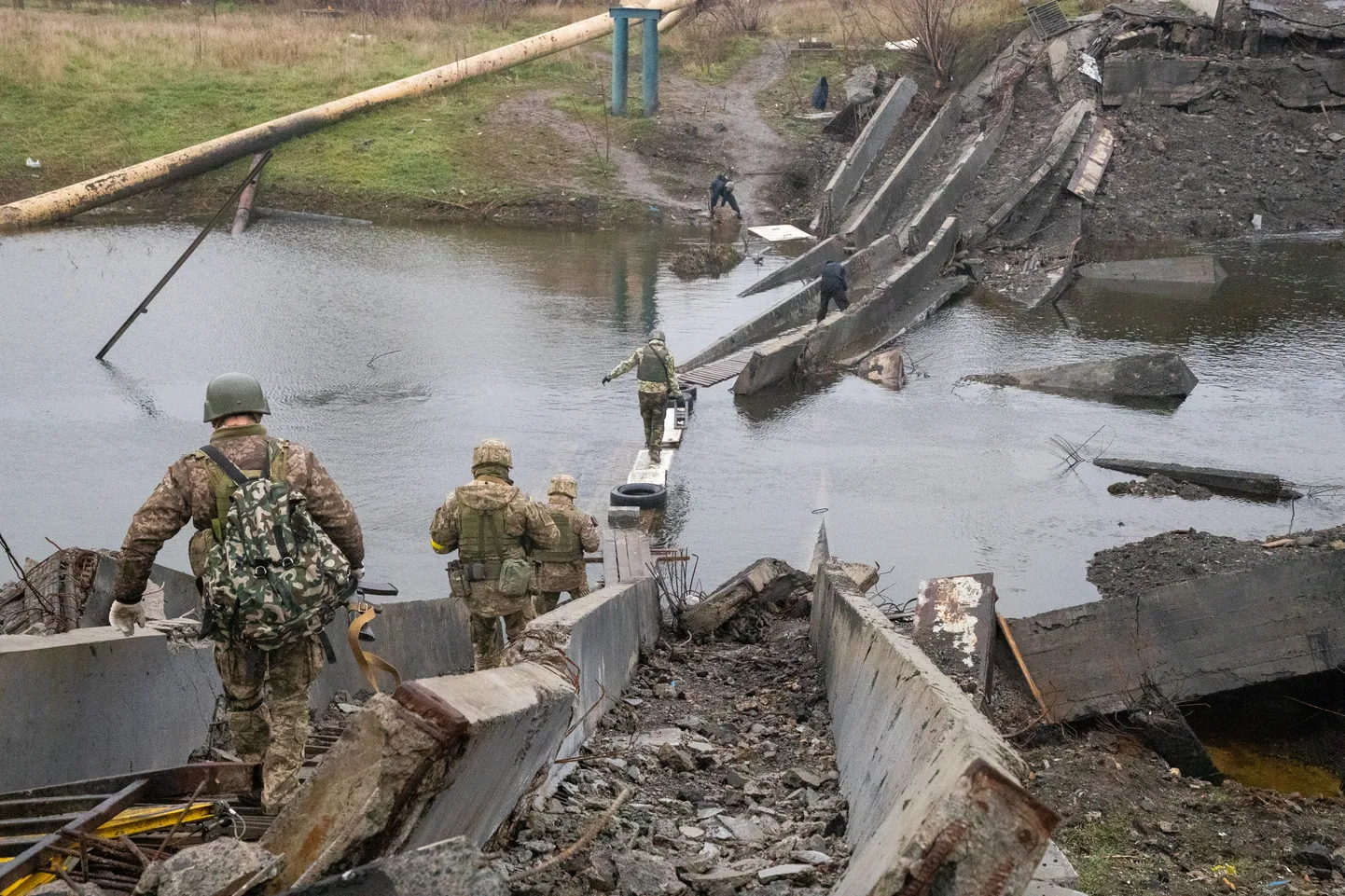 Täpselt aasta tagasi, 17. novembril 2022. Bahmut, Ukraina. Õhku lastud silla asemele tehtud purre on Ukraina sõduritele kõige lühem tee rindejoonele positsioonidele minekuks. Nn nulljoonele, nagu sõdurid nimetavad rindejoont, on purdest umbes poolteist kilomeetrit. Värske vahetus tuli hanereas üle purde ja samamoodi läksid mehed üle purde puhkama.