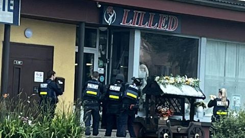 PEALTNÄGIJA VIDEO ⟩ Põhja-Tallinnas peeti kinni noaga lillepoodi sisenenud ja end vigastanud mees