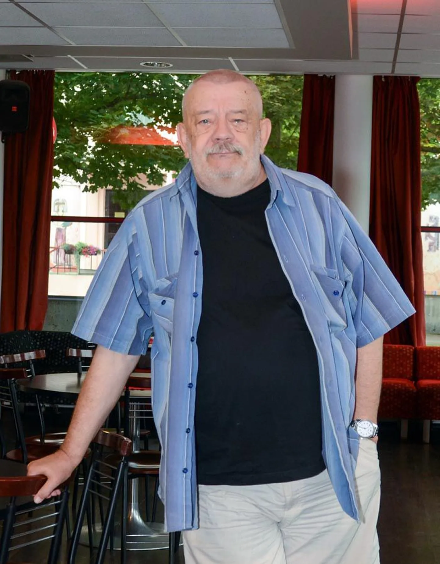 Kalju Komissarov lähtub teatrit juhtides sellest, et väikeses linnas peab pakkuma väga mitmekesist repertuaari. Vastasel korral napib publikut ning teater tuleks kinni panna.