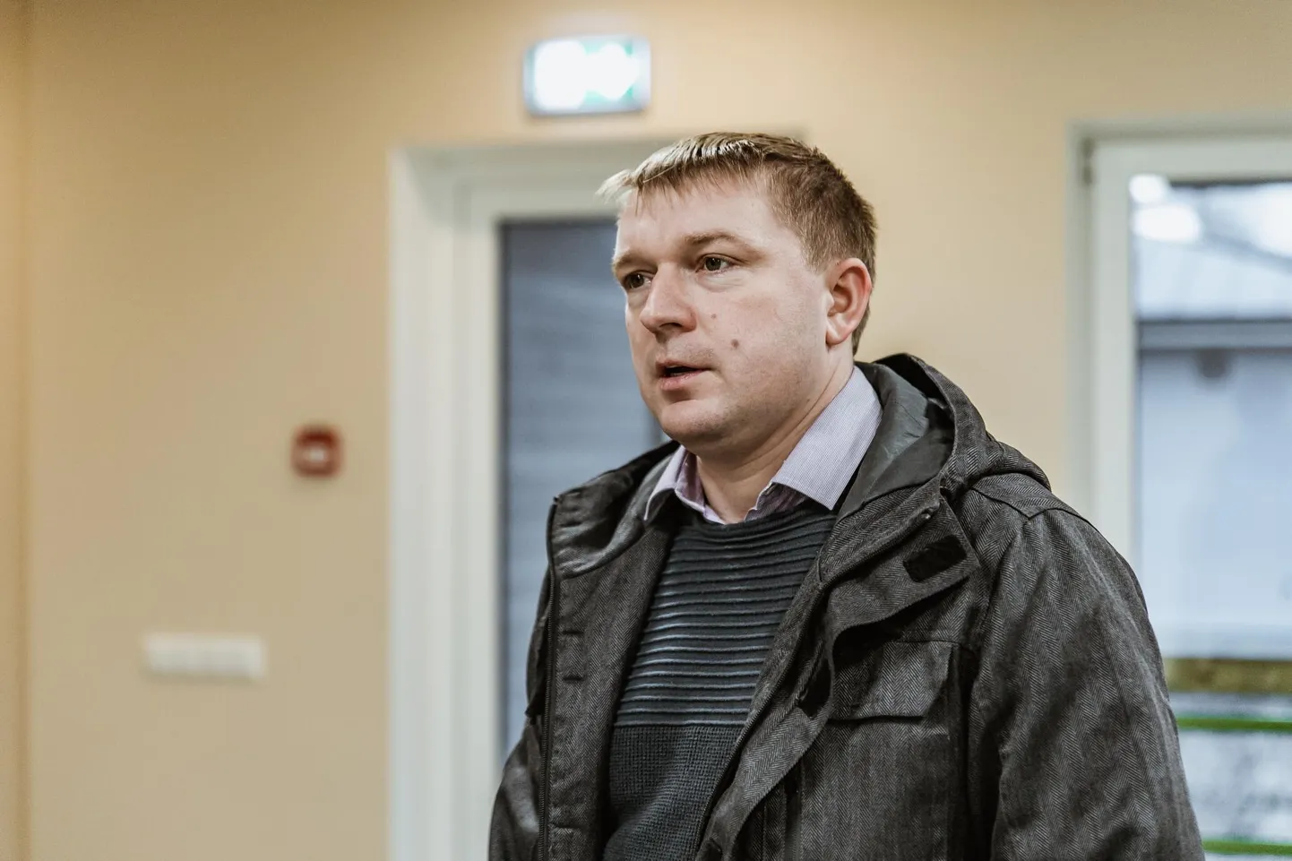 Lääneranna vallavanem Mikk Pikkmets palus töötajatelt mõistvat suhtumist, sest palgata puhkuse ettepanekuga loodetakse ära hoida töötajate koondamisi ja palgakärpeid.