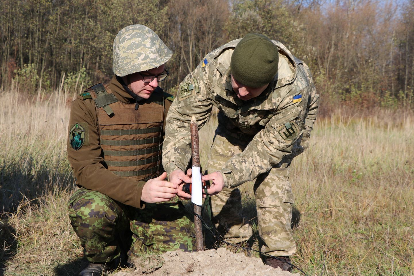 Eesti ja Ukraina kaitseväelane lõhkekeha kahjutuks tegemas.
