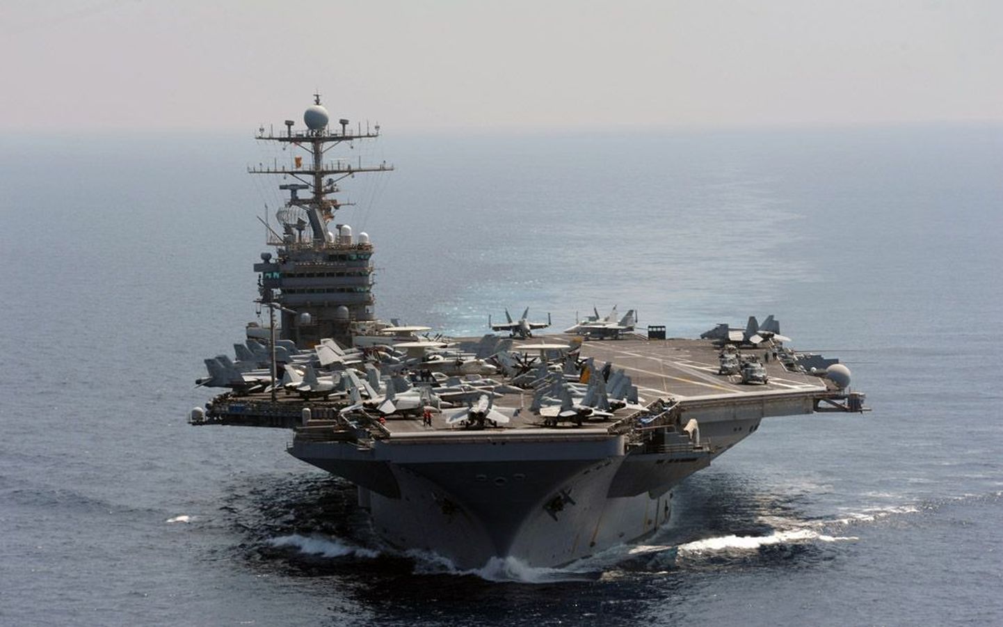 USA lennukikandja Abraham Lincoln koos veel kahe sõjalaevaga läbis eile Iraani patrull-laeva     jälgimisel Hormuze väina. USA on lubanud anda vastulöögi, kui Iraan peaks viima ellu oma hoiatused strateegiliselt oluline meretee     sulgeda.