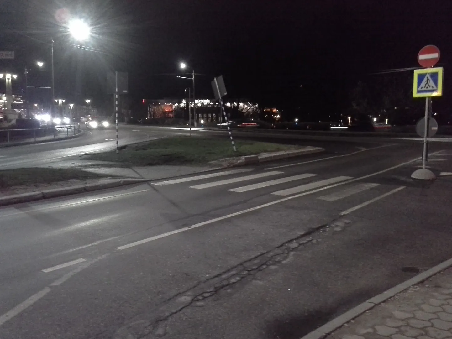 Sõiduauto Saab 9-5 paiskus Narva maanteel Škoda Octaviaga kokkupõrke järel Fortuuna tänava alguses sõiduradade vahel olevale haljasalale, vastu liiklusmärki ja seejärel otsa jalakäijate ülekäigurajal teed ületanud jalakäijale.