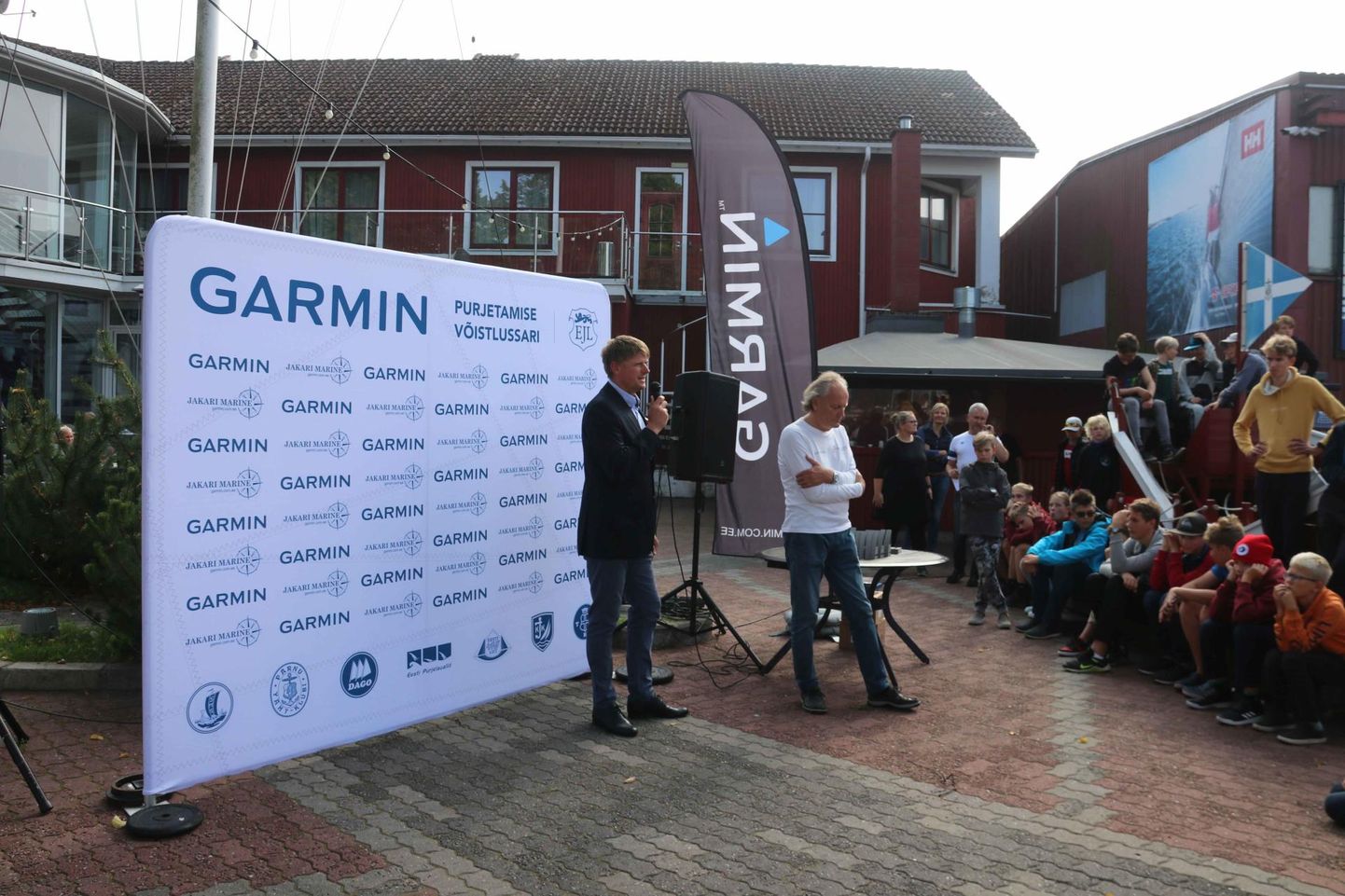 Mihkel Kosk (vasakul) ja Jüri Sõber tervitasid jahtklubi lipuväljakul noori purjetajad.