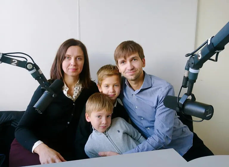 Семья Щирых на записи одной из радиопередач. Счастливые родители говорят, что у них не двое, а трое детей: третий ребенок - это их пекарня.