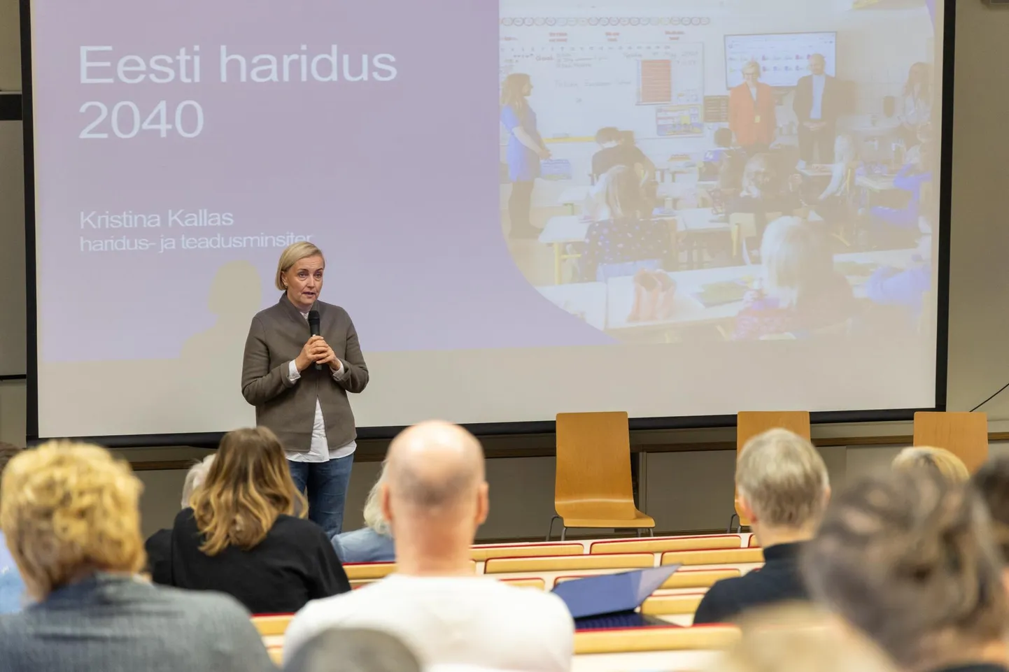 Haridus- ja teadusminister Kristina Kallas käis laupäeva hommikul Viljandi gümaasiumis rääkimas tulevikukoolist.