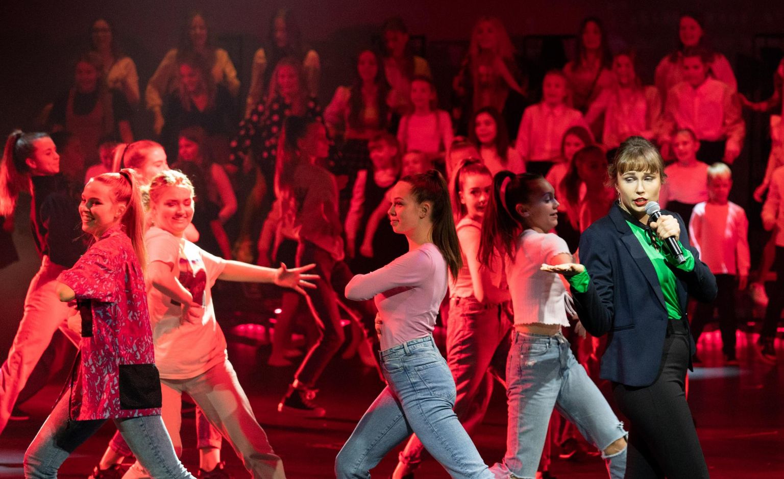 Muusikalise noortelavastuse “Supervisioon” tantsunumbrites astusid üles Laine Mägi tantsukooli tantsijad ja osades olid laulvad Pärnu koolinoored.