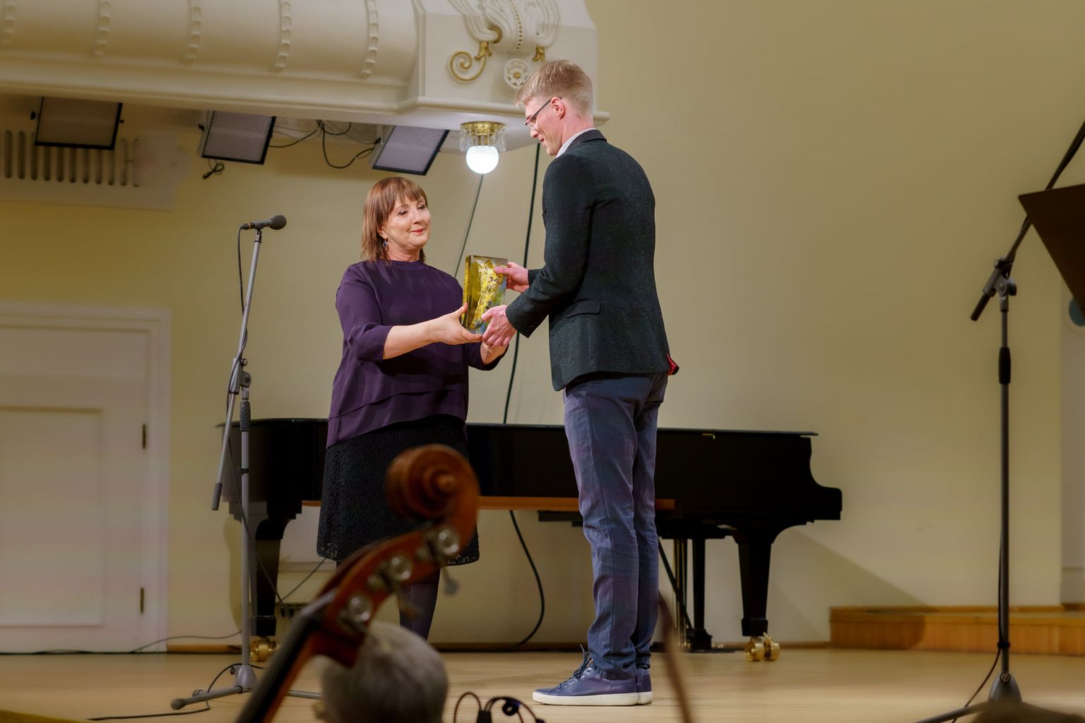 «LHV uue heliloomingu Au-tasu 2021» žürii esinaine Tiia Teder andmas auhinda üle Rasmus Puurile.