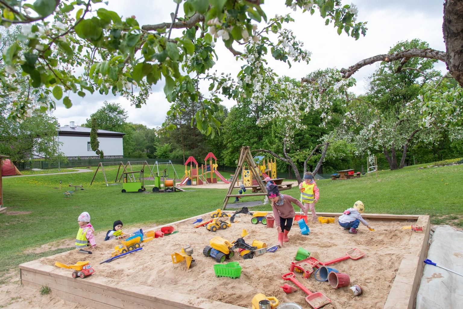 Viiratsi lasteaia mänguväljak avatakse Viljandi valla väikestele lastele kasutamiseks 1. juunist ja see jääb avatuks suve lõpuni.