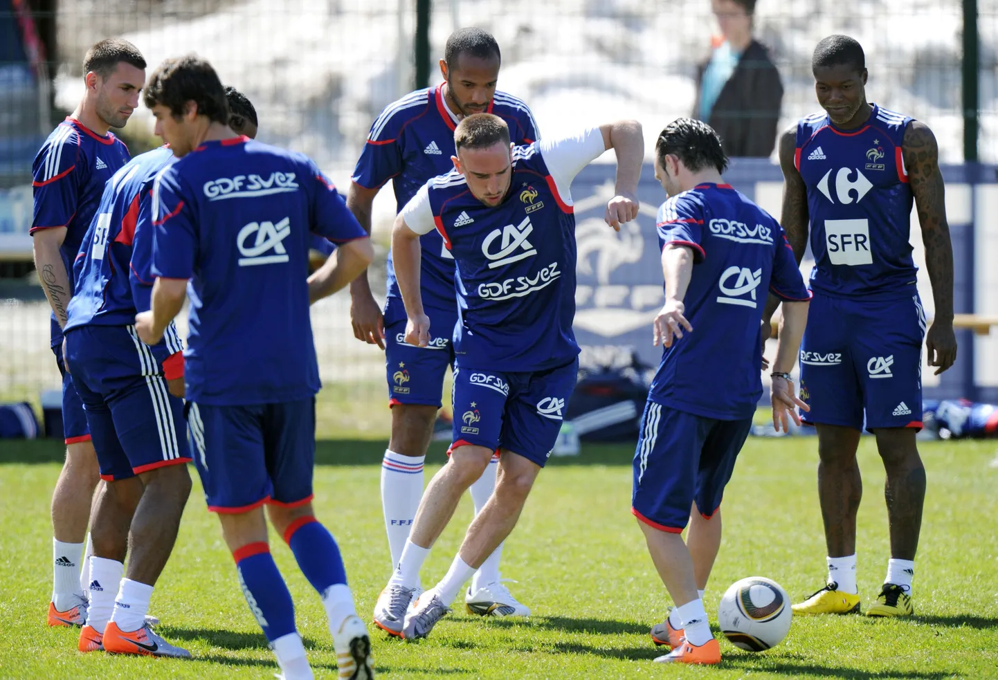 Prantsusmaa jalgpallikoondislased treeningul, keskel Franck Ribery.