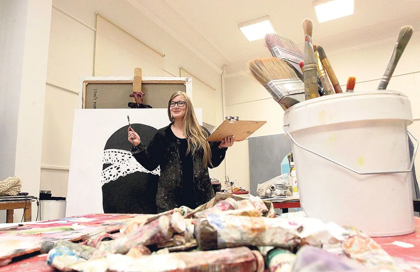 Maalikunsti esimese aasta magistrant Elo-Mai Mikelsaar ütles Tartu ülikooli maaliosakonnas, et pärast rahvusvahelisel konkursil saadud tunnustust oli pintslit kätte võttes julgem tunne, ent nüüd on tal ka suur vastutus hea tööga jätkata.