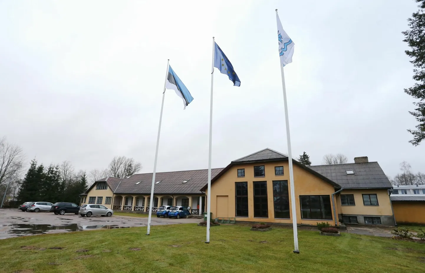 Kõrvekülas asuv Tartu vallamaja sai küll mõne aja eest uue katuse, kuid hoonet ei saa kuidagi ajakohaseks pidada.