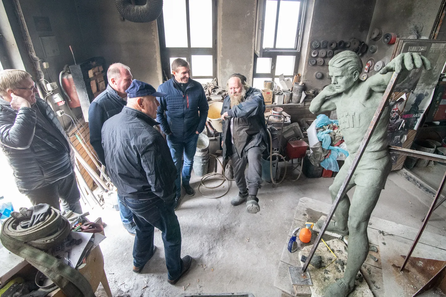 Esmaspäeval käisid Heino Lipu kuju valmimist skulptor Aivar Simsoni ateljees vaatamas kuju püstitamise eestvedajad.