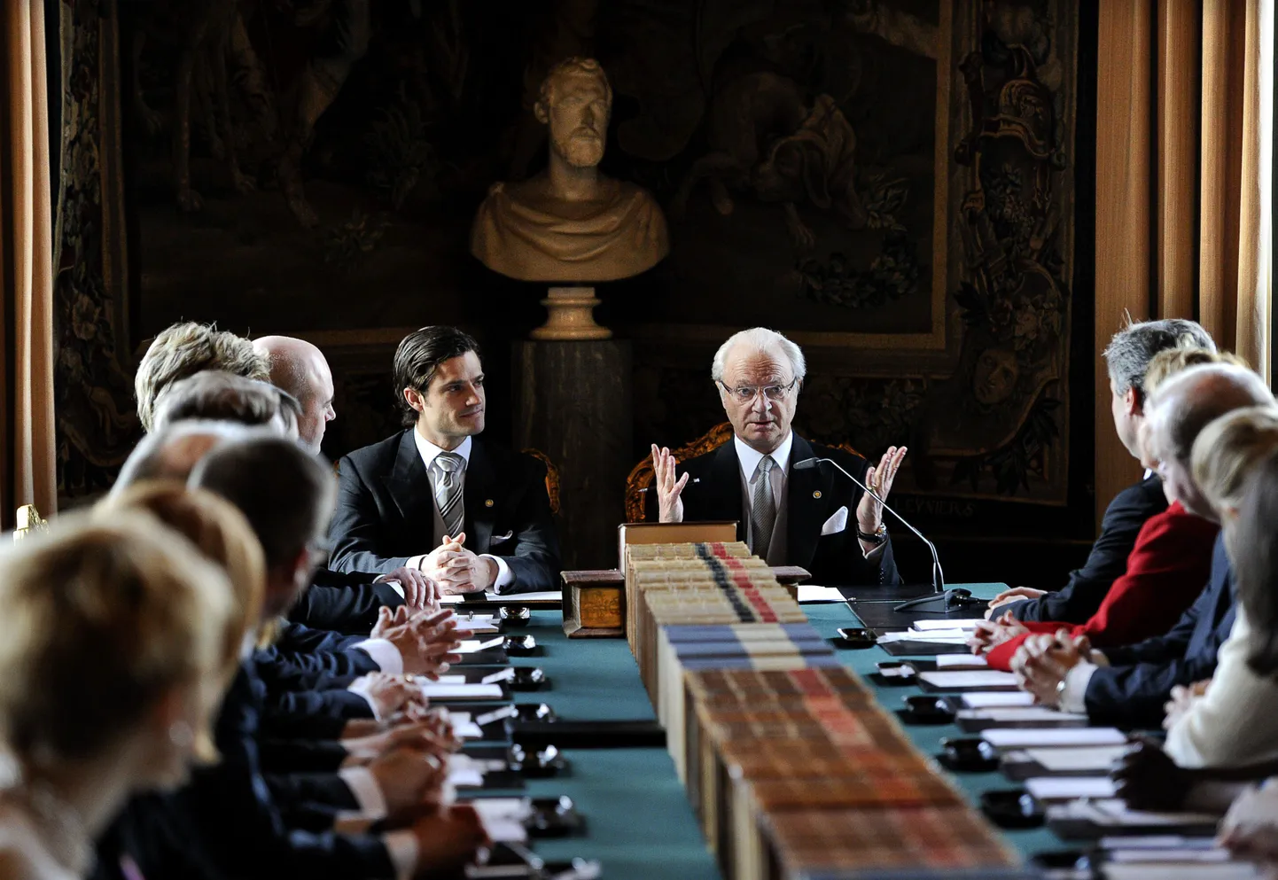 Rootsi kuningas Carl XVI Gustaf (taga keskel) tegi tütretütre nime avalikuks valitsuse tänasel eriistungil. Kuninga paremal käel istub värske onu ehk prints Carl Philip.