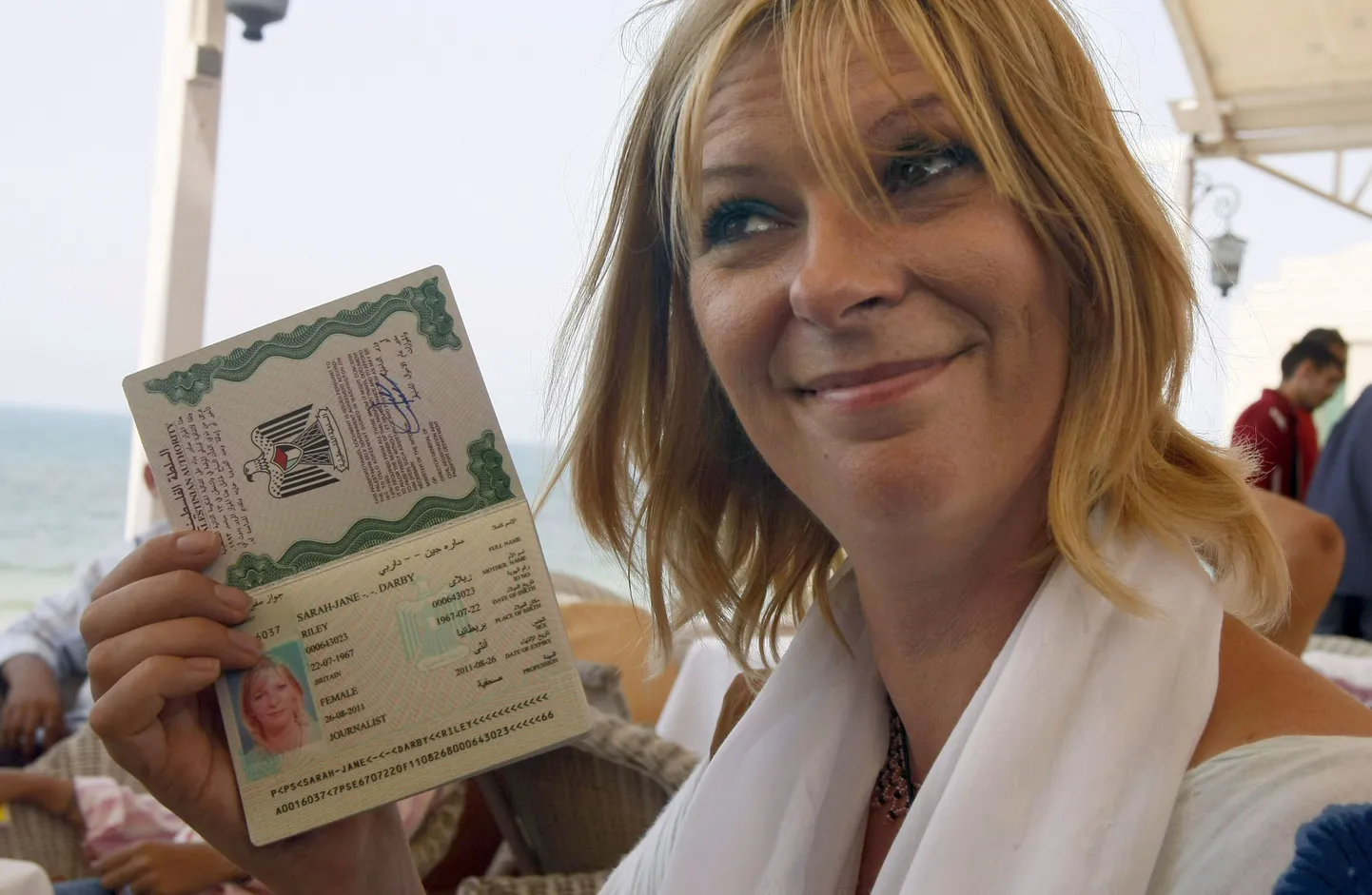 Лорен Бут с VIP-паспортом Палестины.