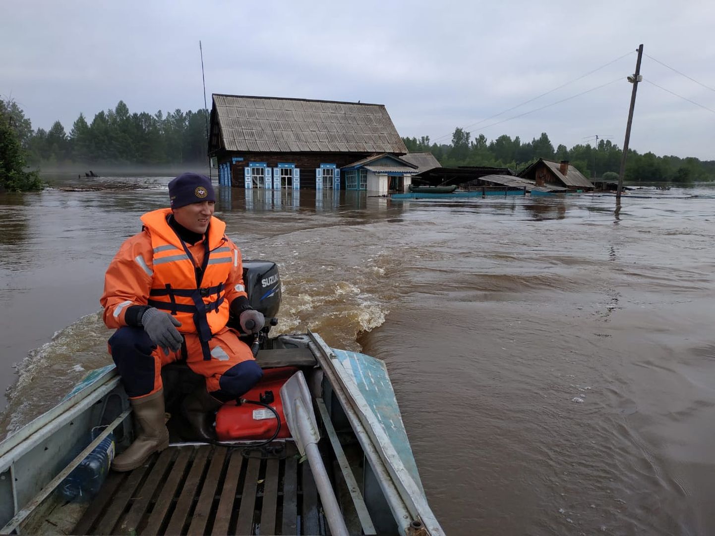 Vene eriolukordade ministeeriumi töötaja osalemas päästeoperatsioonil Irkutski oblastis.