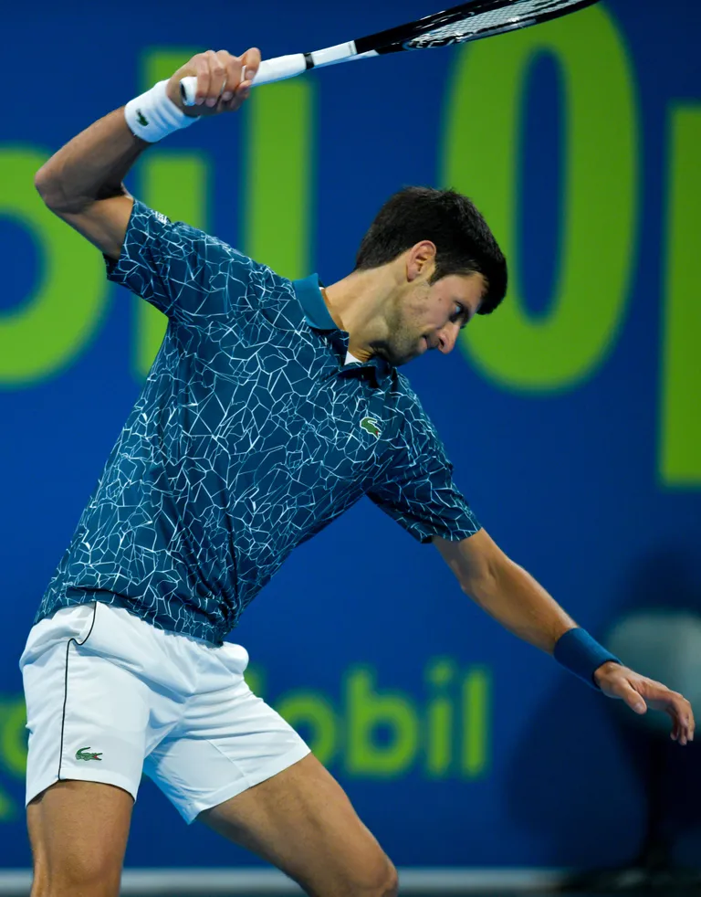 Reket lendab Novak Djokovici käest kohe vastu maad...