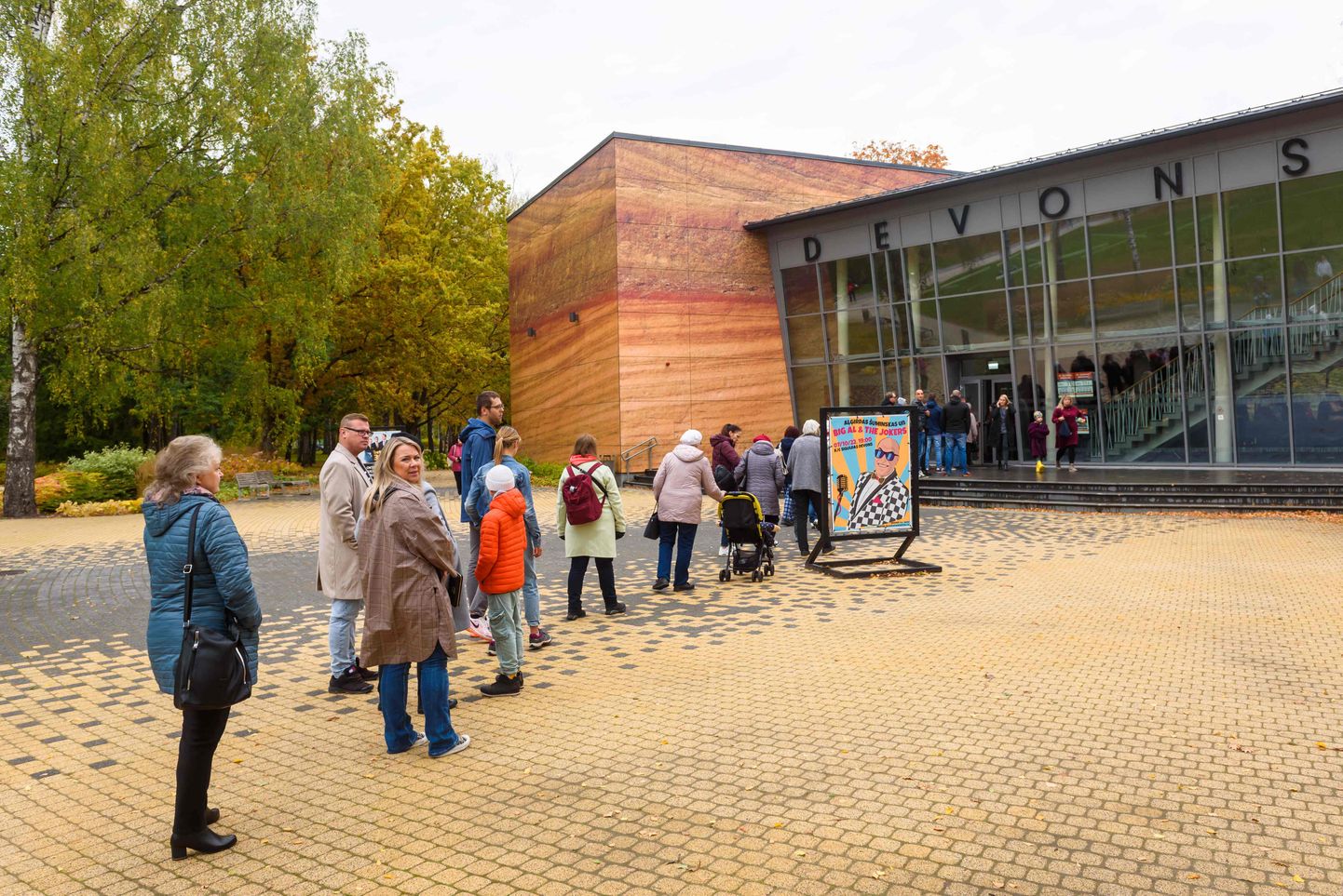 Läti valijad seismas seimi valimispäeval oma valimisjaoskonna juures järjekorras.