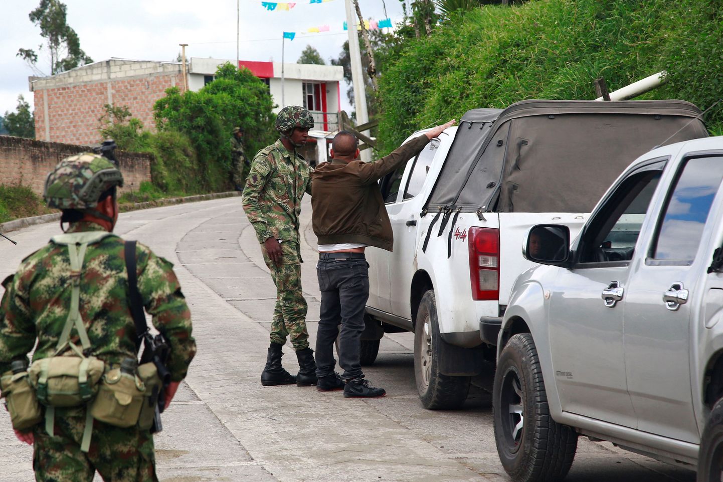 Ecuadori sõdurid autosid kontrollimas.