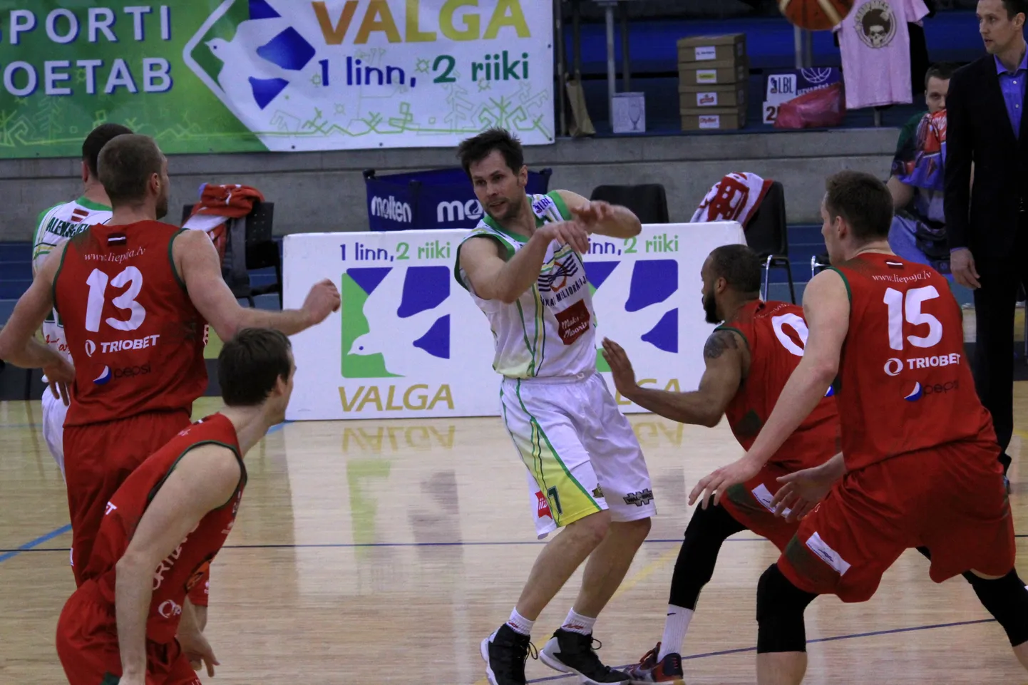 Valmo Kriisa (keskel).