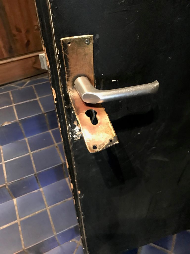 Взломанная дверь в кафе.