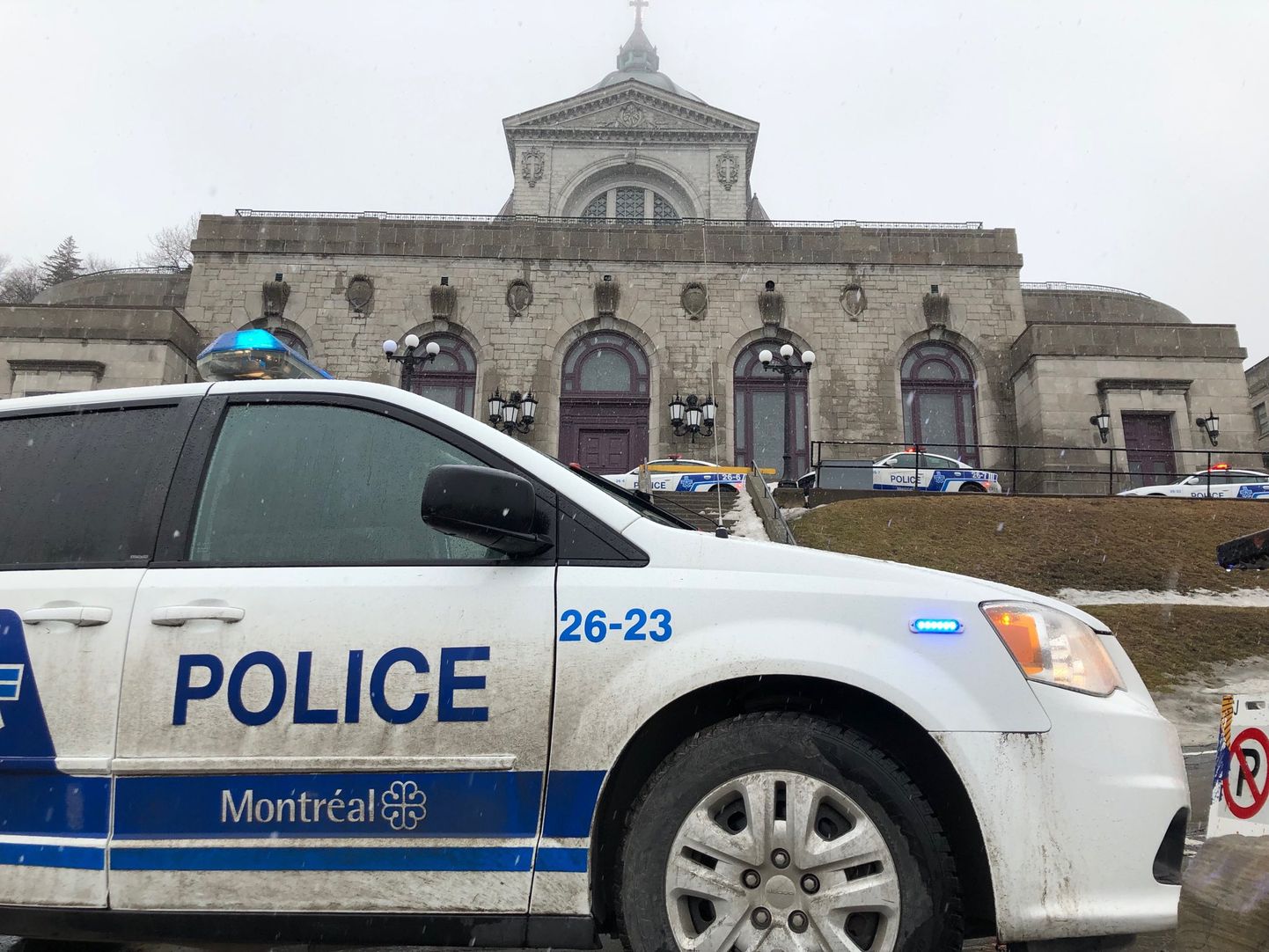 Politsei Montréali Püha Joosepi Oratooriumi juures.