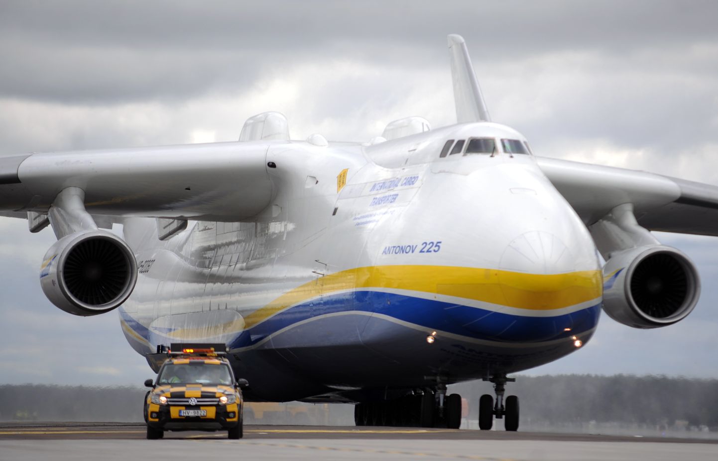 Pasaulē lielākā lidmašīna AN-225 Mrija Rīgas lidostā 2014. gada 12. jūnijā