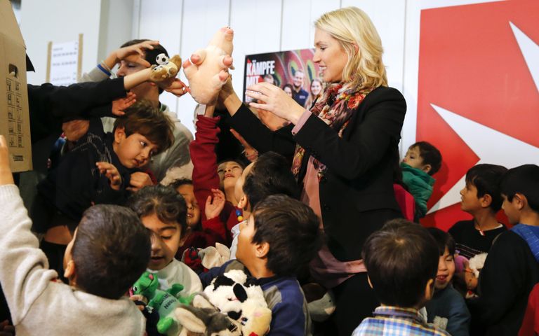 Väikesed pagulased kohtuvad Saksamaa pereministri Manuela Schwesigiga. Foto: Reuters/Scanpix