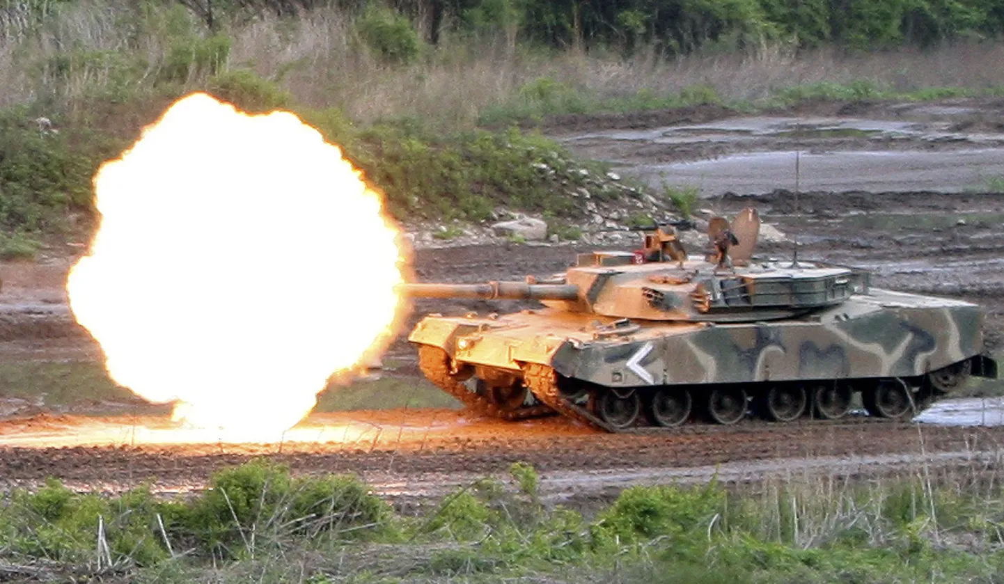 Lõuna-Korea tank täna Yeoncheonis toimunud õppusel, milles valmistuti tõrjuma võimalikku Põhja-Korea üllatusrünnakut.
