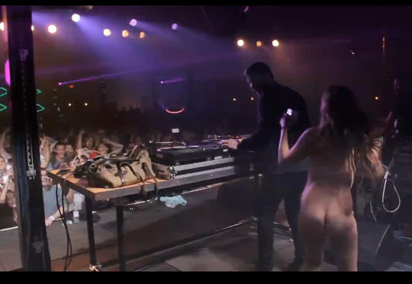 DJ-le hüppas live'i ajal alasti naine selga