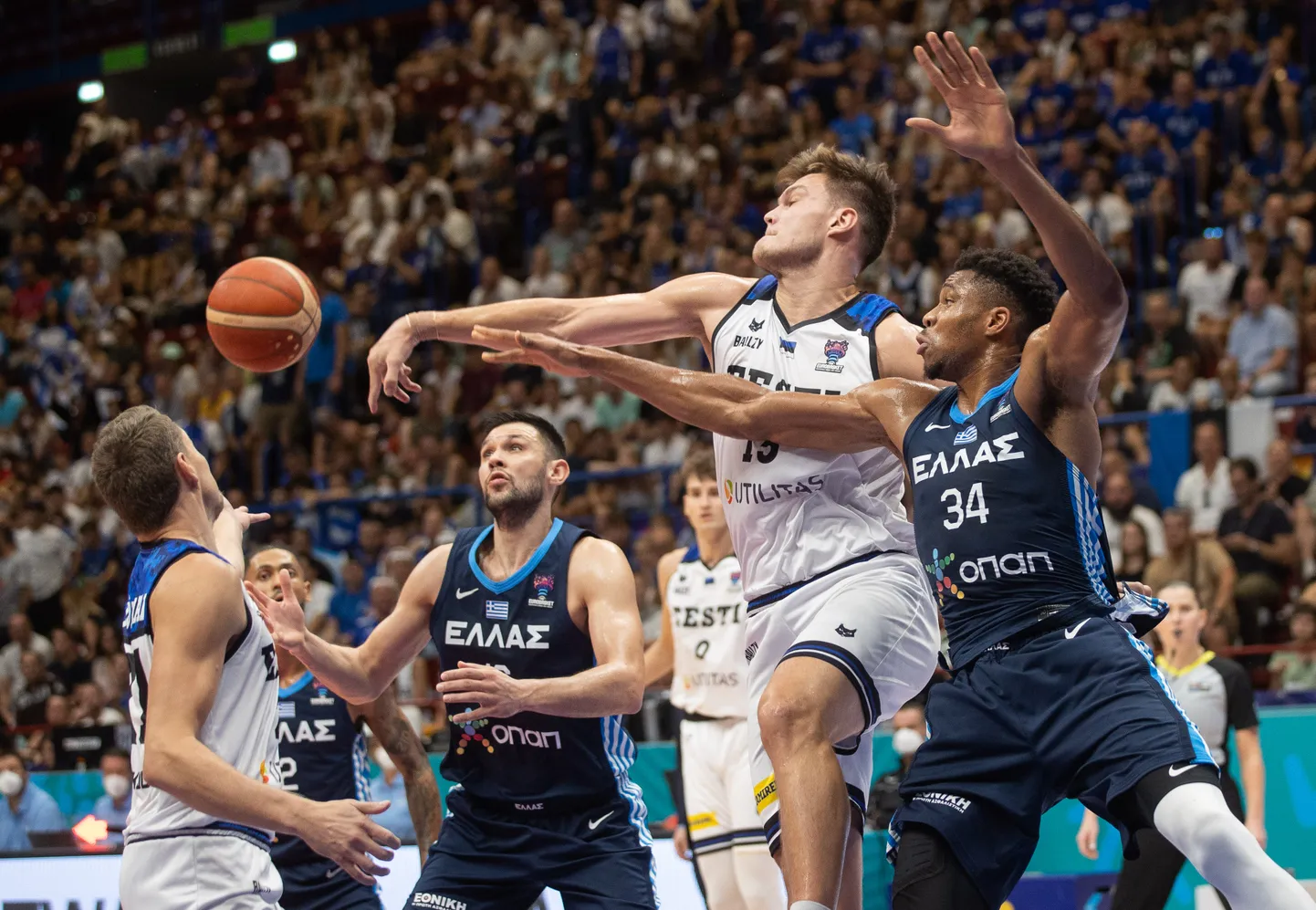 Maik-Kalev Kotsar (valges särgis) võitleb Kreeka staari Giannis Antetokounmpoga.