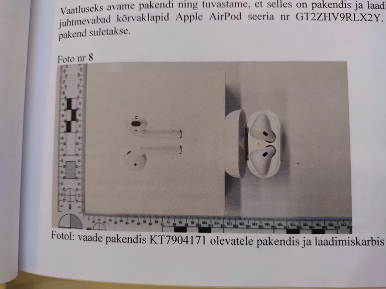 16-AASTANE TÜTARLAPS maksis kanepi eest Apple AirPodi kõrvaklappidega.