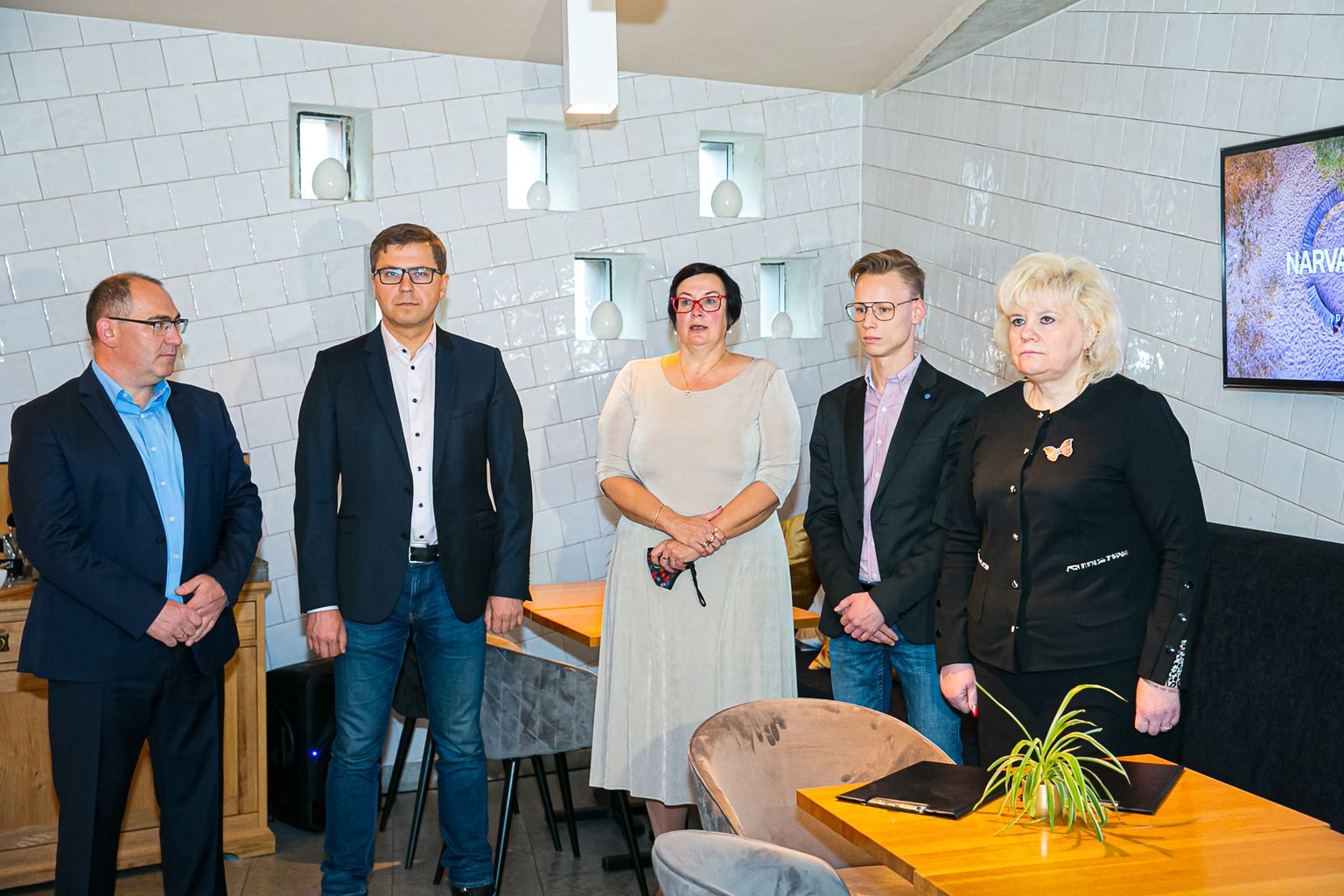 Подозрение Сергея Горлача (второй слева) в скупке голосов неизбежно бросает тень на избирательный союз Катри Райк и партию "Эстония 200", которые намерены создать в Нарве коалицию.