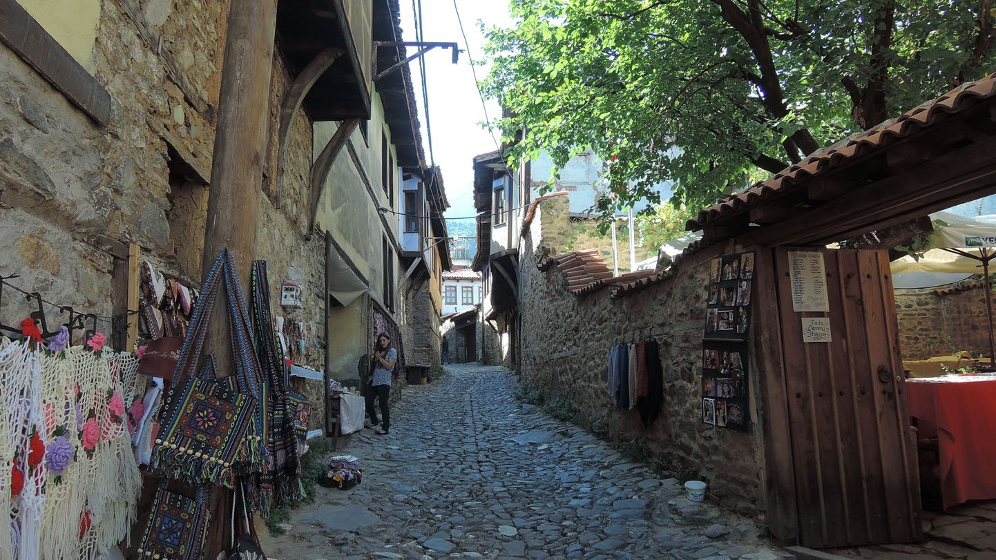 Cumalikiziki küla on UNESCO kaitse all ning seal on filmitud ka seriaali «Sajandi armastus» linnamelu stseenid.