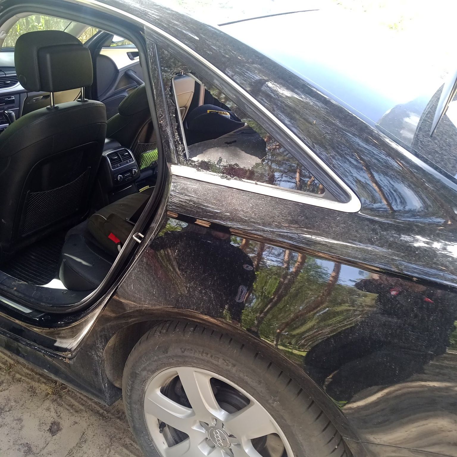 Спасатели разбили небольшое стекло в задней части автомобиля, чтобы открыть двери.