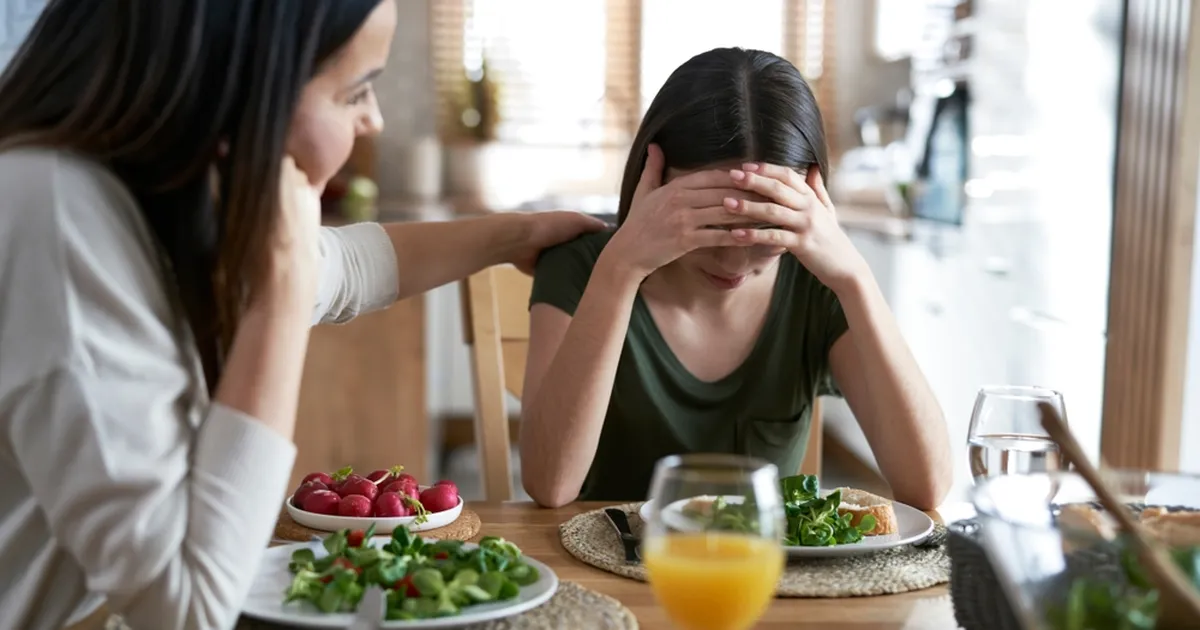 Anxietatea mamei ⟩ „Fiica mea îmi tot spune că încerc să rămân la fel de grasă ca mine!”