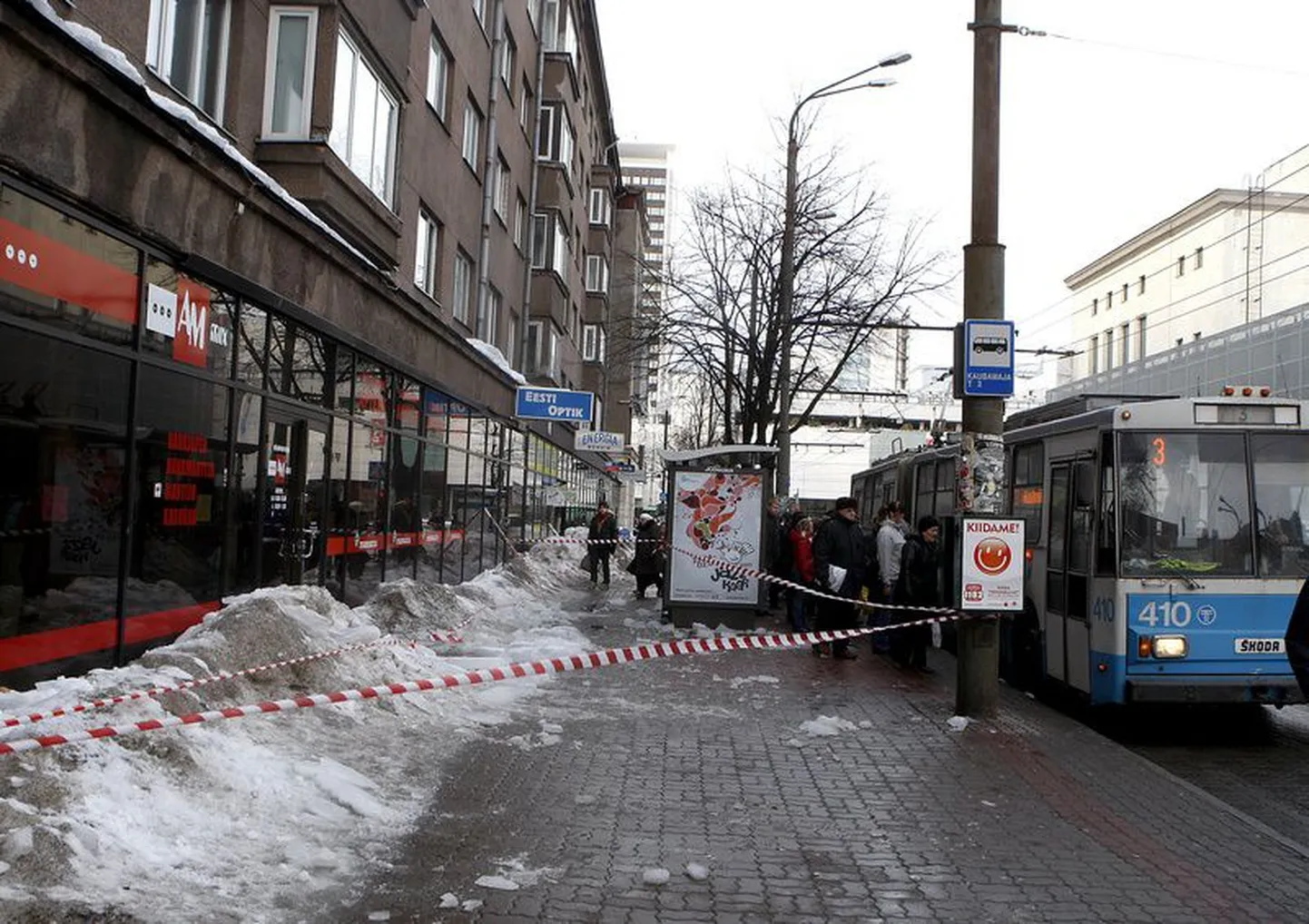 Korteriühistu lasi Kaubamaja 4 ja 6 majade katuseid uuesti jääst puhastada.