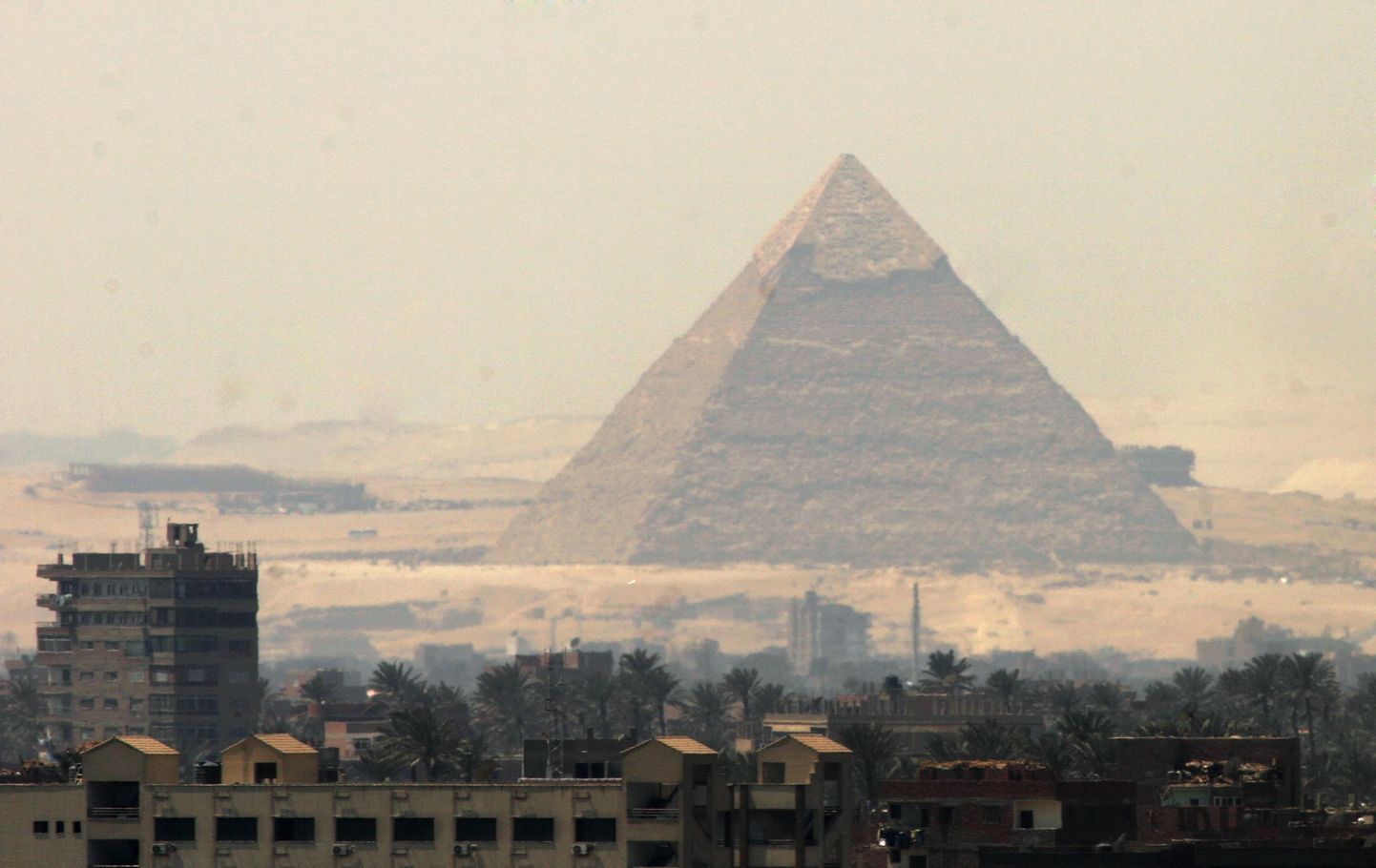 Вид на пирамиды в Гизе и часть Каира.