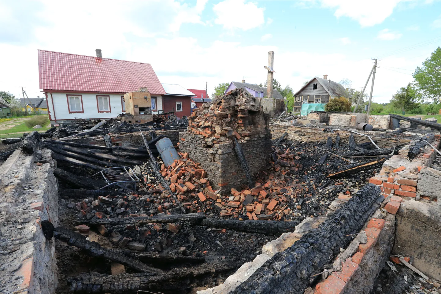 Kevadel langesid Piirissaarel tuleroaks kolm elumaja ja vanausuliste palvela.