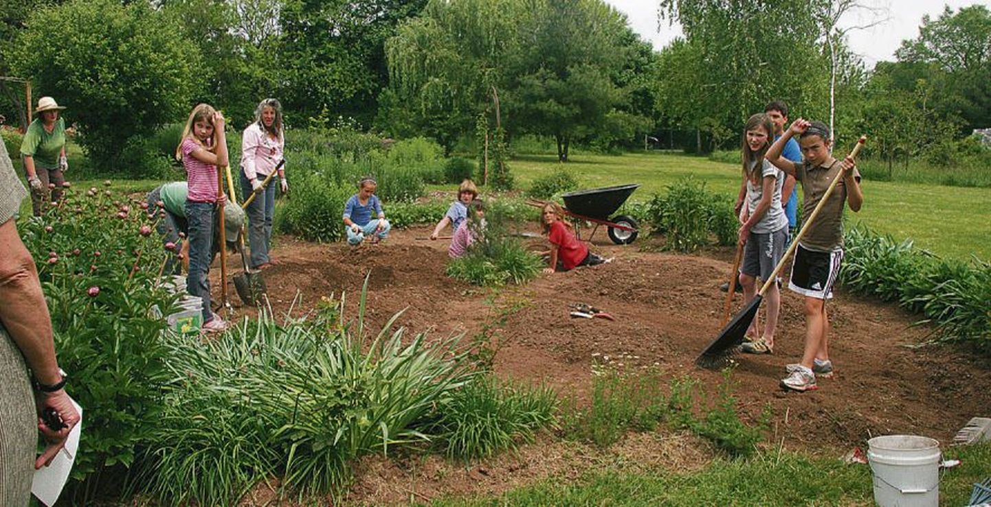 Kõikides USA waldorfkoolides, mida Kaari ja Enn Onni külastasid, viljeldakse mahepõllumajandust. Nii et laste töökasvatus käib juba maast-madalast.