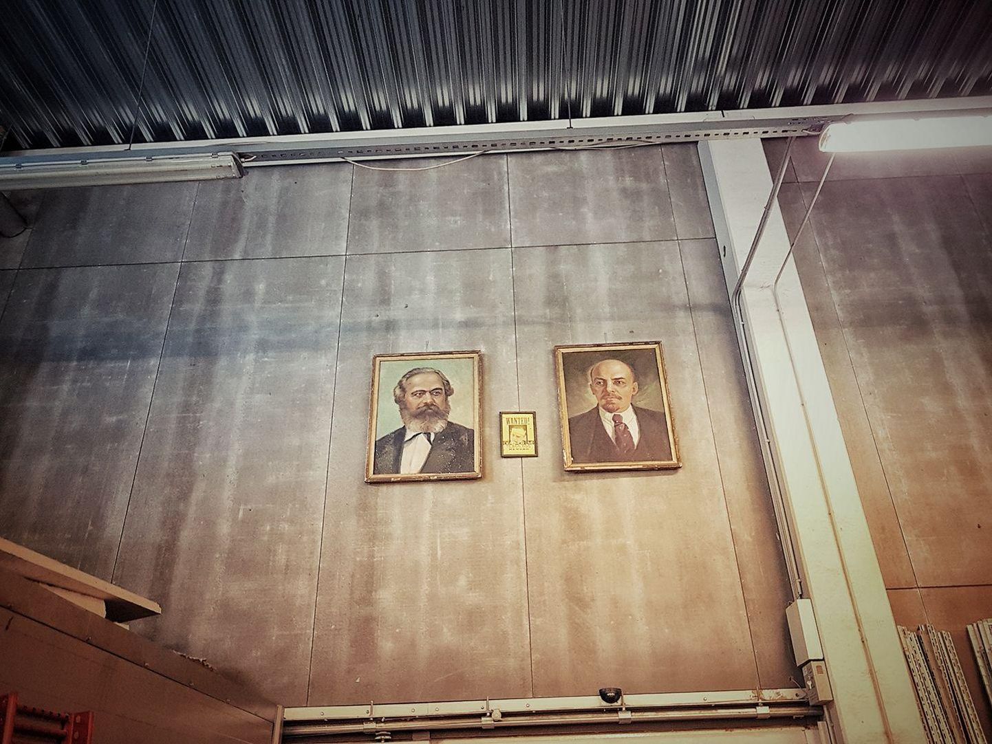 Ehituse ABC Pärnu kaupluse lao seinal ripuvad Lenini ja Karl Marxi portree.