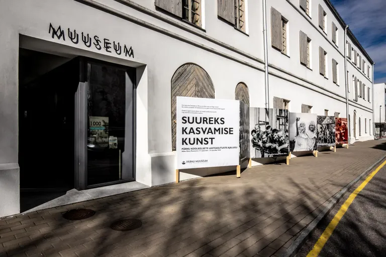 Põhja tänav, Pärnu linn 22APR2020 Pärnu muuseum avas sel nädalal uue näituse. Õigemini: sissejuhatava väljapaneku olude sunnil sügisesse lükatud seeriast, mis esitleb Pärnu koolieelsete lasteasutuste ajalugu. Näitust “Suureks kasvamise kunst” saab praegu kaeda mäluasutuse taga ehk Põhja tänava poolsel küljel. Fotod