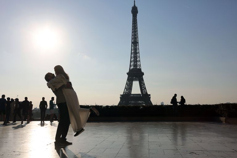 Paar kallistamas Eiffeli torni lähistel (AFP).