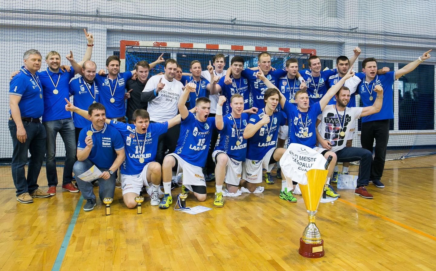 HC Kehra Eesti meistritiitlit tähistamas