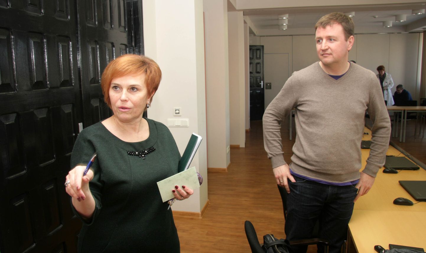 Эдуард Одинец предлагает уменьшить зарплату председателя горсобрания Рийны Ивановой примерно в четыре раза и направить освободившиеся деньги в народный бюджет.