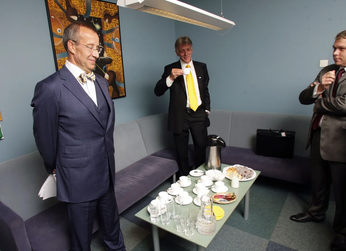 Presidendikandidaat Indrek Tarand ja president Toomas Hendrik Ilves raadios debatiks valmistumas.