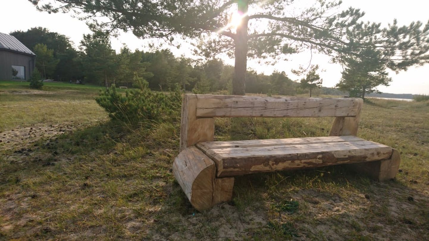 Центром "Tulivee" на берегу в Лиймала установлены две скамейки из крепкого дерева, но старые скамейки нужно привести в порядок.