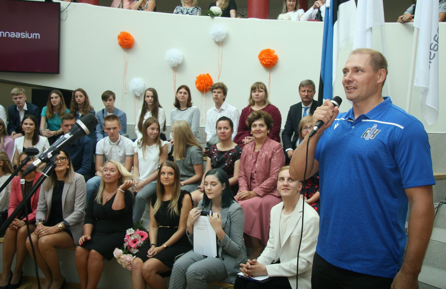 Olümpiavõitja Gerd Kanter pidas Jõhvi riigigümnaasiumi aatriumis uue õppeaasta alguses innustava motivatsiooniloengu.