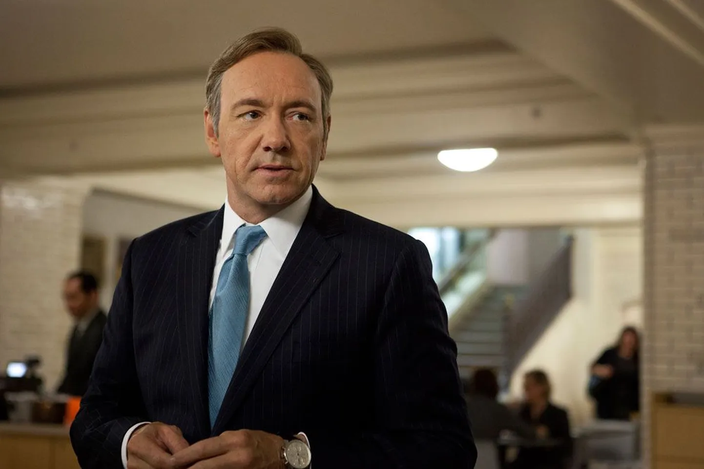 Kevin Spacey Valge Maja koridorides. «House of Cards» on veebitelevisiooni lipulaev.